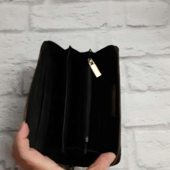 Lafayette collection black leather zip wallet - Picture 6 of 11